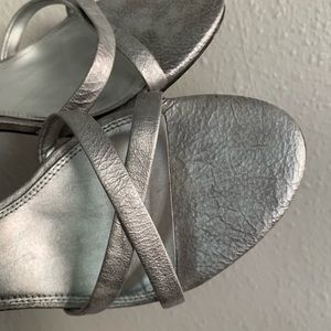 TAHARI SILVER HEELS, Size 8